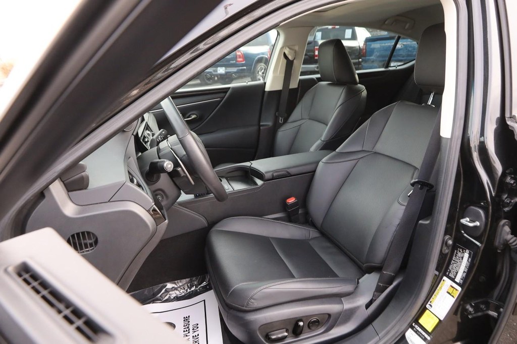 Lexus ES Vehicle Image 09