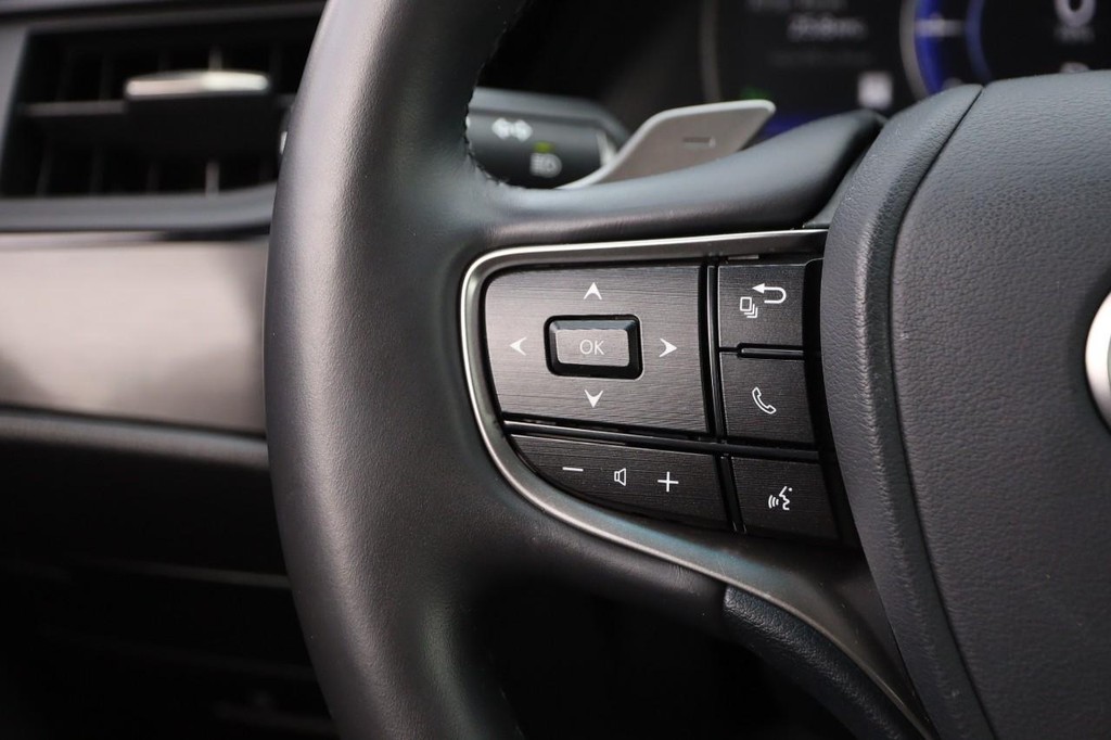 Lexus ES Vehicle Image 12