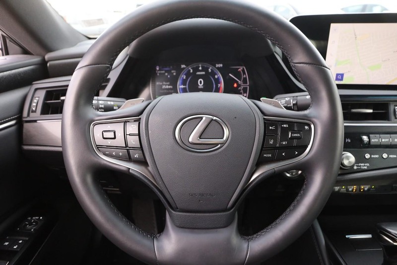 Lexus ES Vehicle Image 11