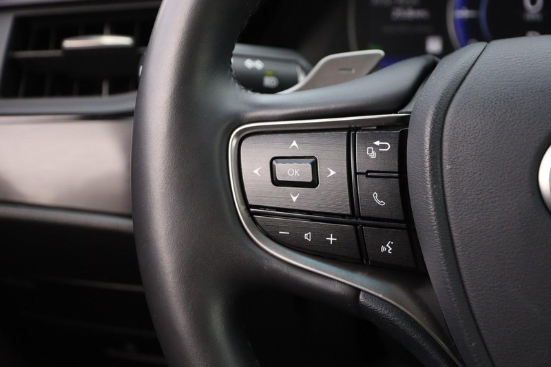 Lexus ES Vehicle Image 12