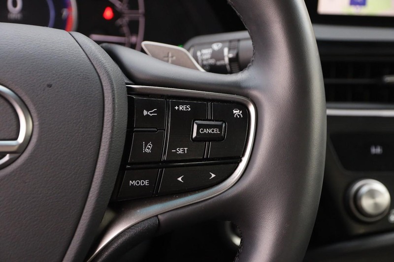 Lexus ES Vehicle Image 13