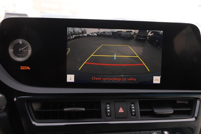 Lexus ES Vehicle Image 17