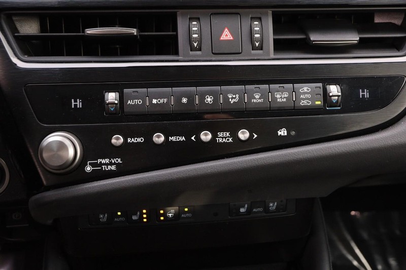 Lexus ES Vehicle Image 18