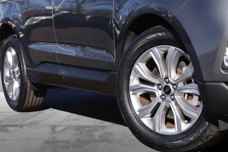 Ford Edge Vehicle Full-screen Gallery Image 3