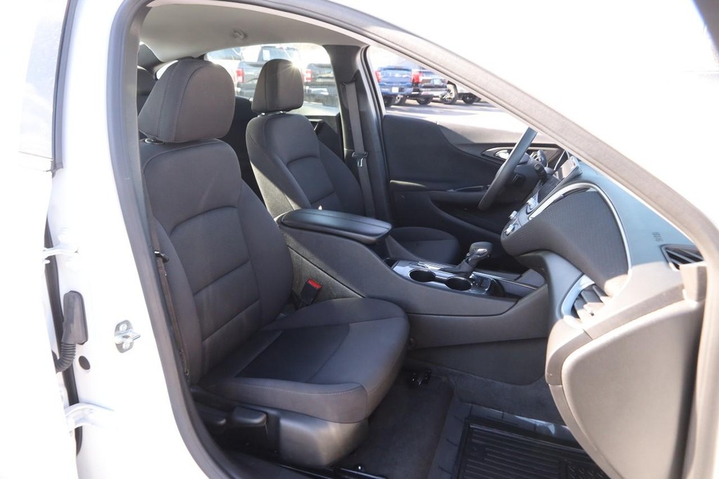 Chevrolet Malibu Vehicle Image 24