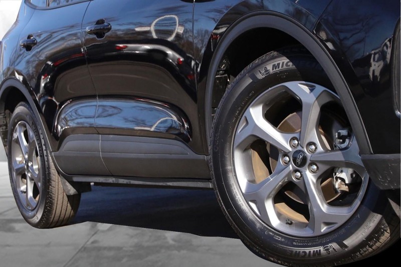 Ford Escape Vehicle Full-screen Gallery Image 3