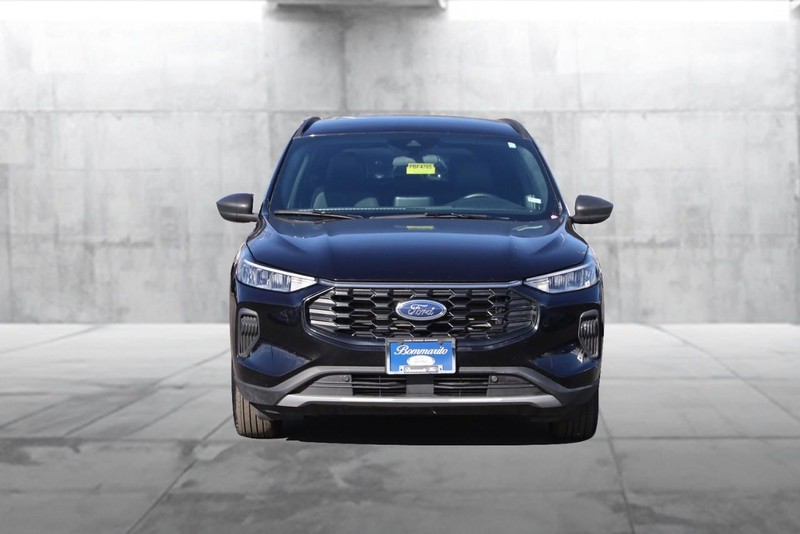 Ford Escape Vehicle Full-screen Gallery Image 4