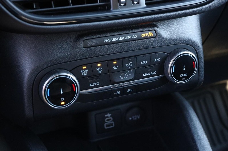 Ford Escape Vehicle Full-screen Gallery Image 17