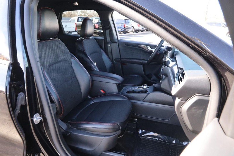 Ford Escape Vehicle Full-screen Gallery Image 25