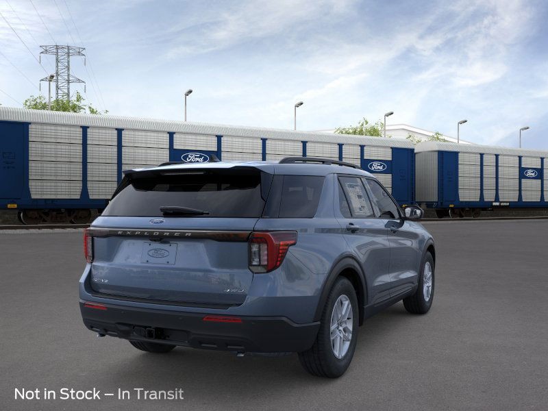 Ford Explorer Vehicle Full-screen Gallery Image 8