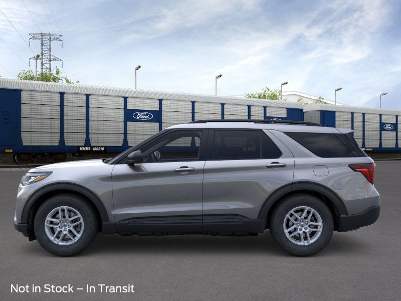Ford Explorer Vehicle Full-screen Gallery Image 3