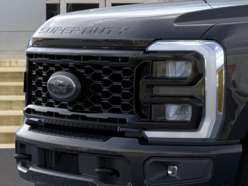Ford Super Duty F-250 SRW Vehicle Full-screen Gallery Image 17