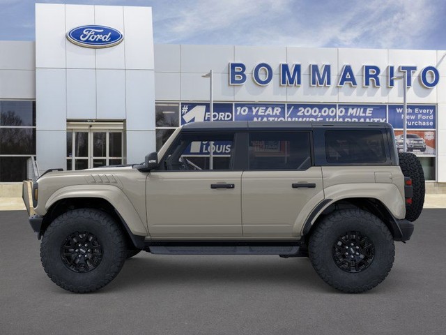 Ford Bronco Vehicle Full-screen Gallery Image 3
