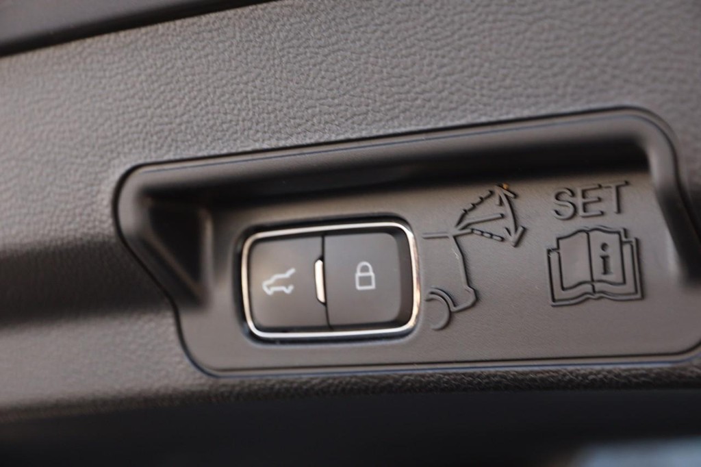 Ford Explorer Vehicle Full-screen Gallery Image 8