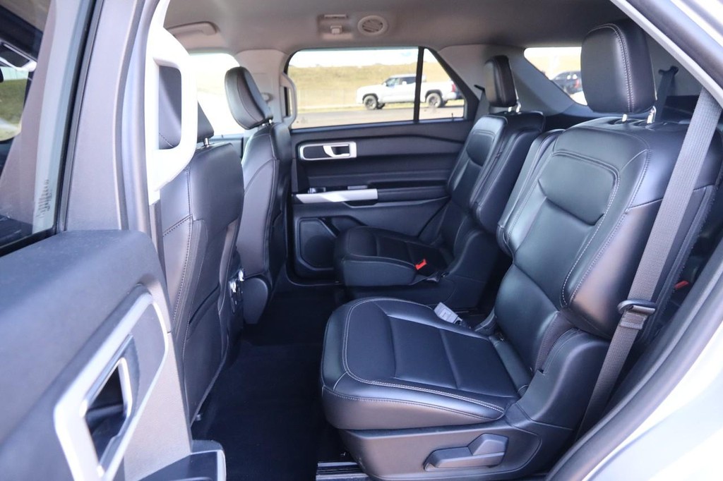 Ford Explorer Vehicle Full-screen Gallery Image 10