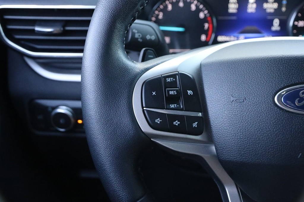 Ford Explorer Vehicle Full-screen Gallery Image 13