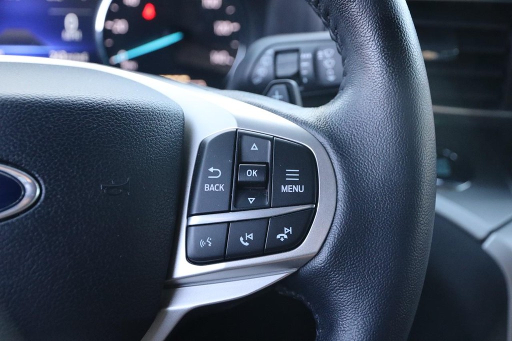 Ford Explorer Vehicle Full-screen Gallery Image 14