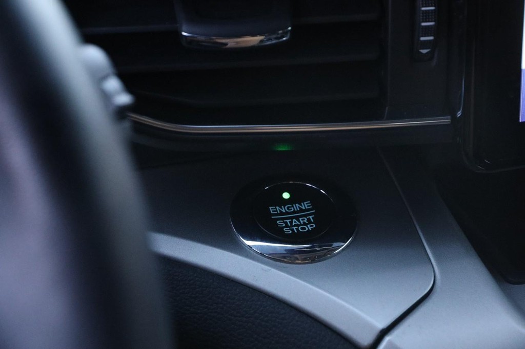 Ford Explorer Vehicle Full-screen Gallery Image 16