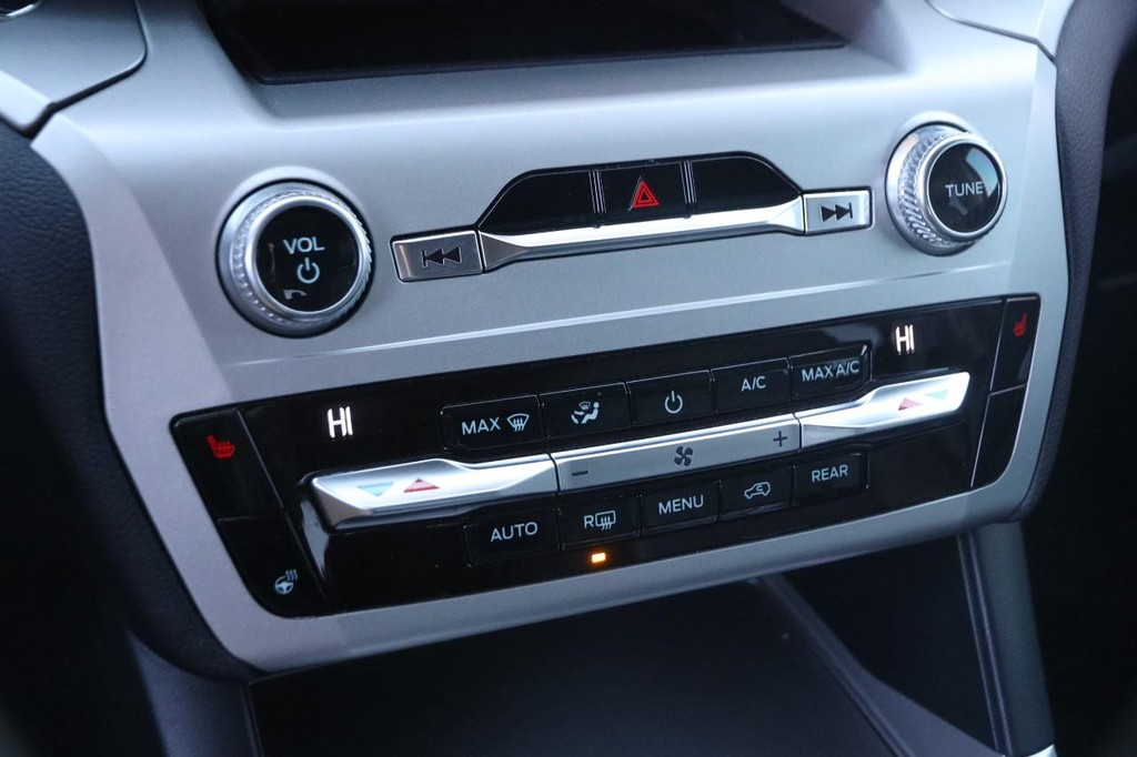 Ford Explorer Vehicle Full-screen Gallery Image 19