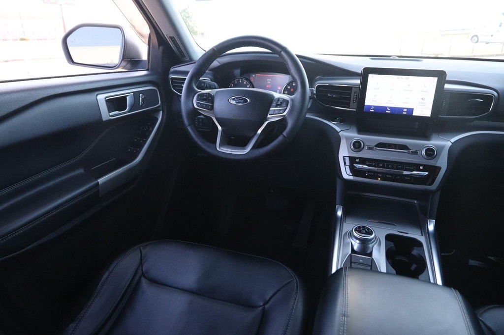 Ford Explorer Vehicle Full-screen Gallery Image 23