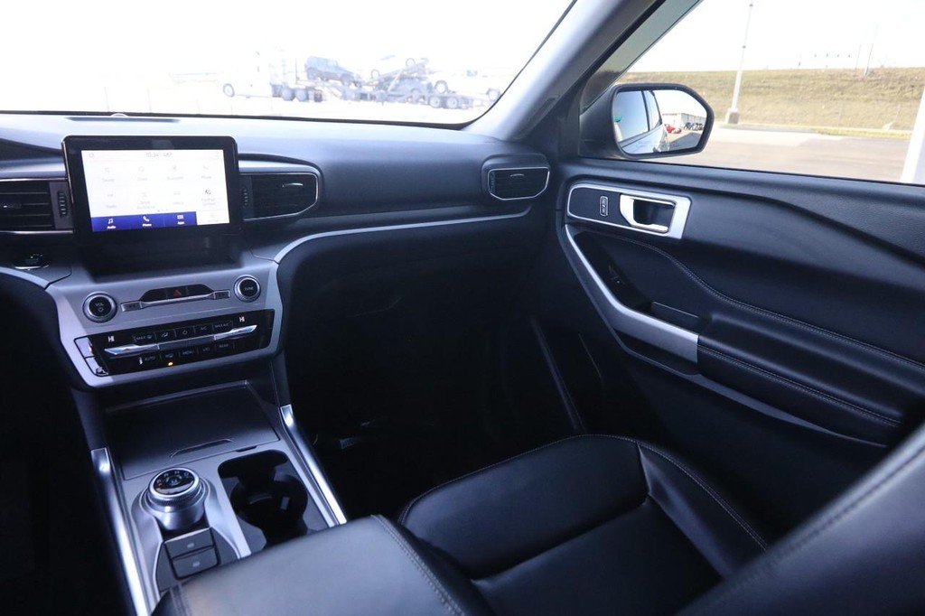 Ford Explorer Vehicle Full-screen Gallery Image 26