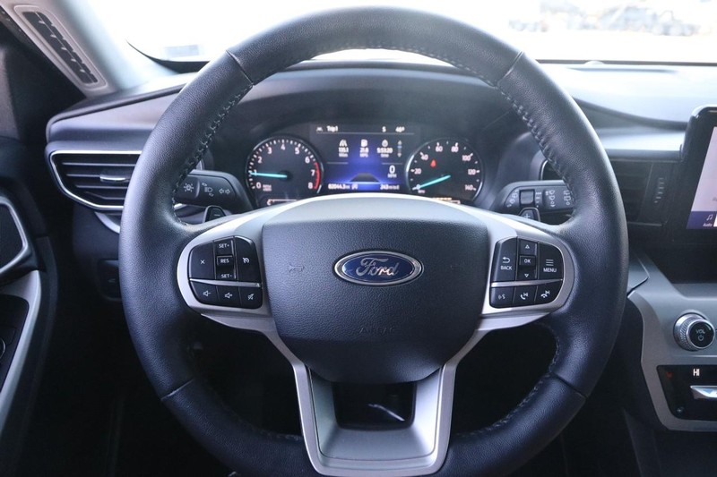 Ford Explorer Vehicle Image 12