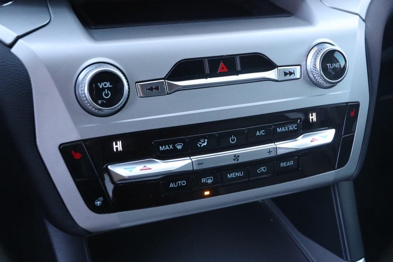 Ford Explorer Vehicle Image 19