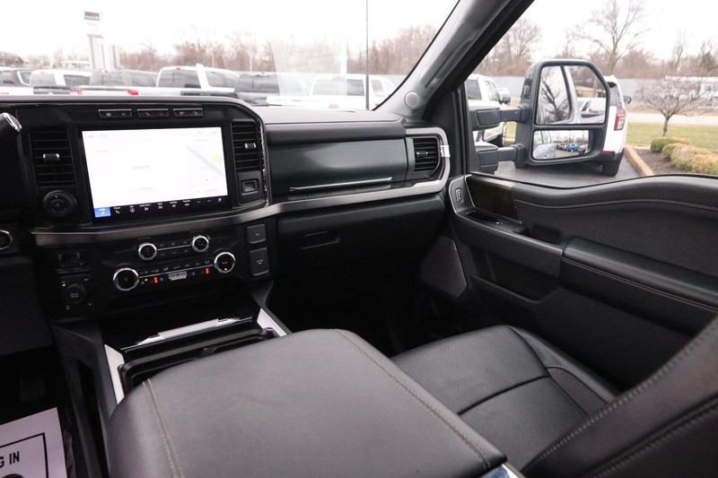 Ford Super Duty F-250 SRW Vehicle Full-screen Gallery Image 25