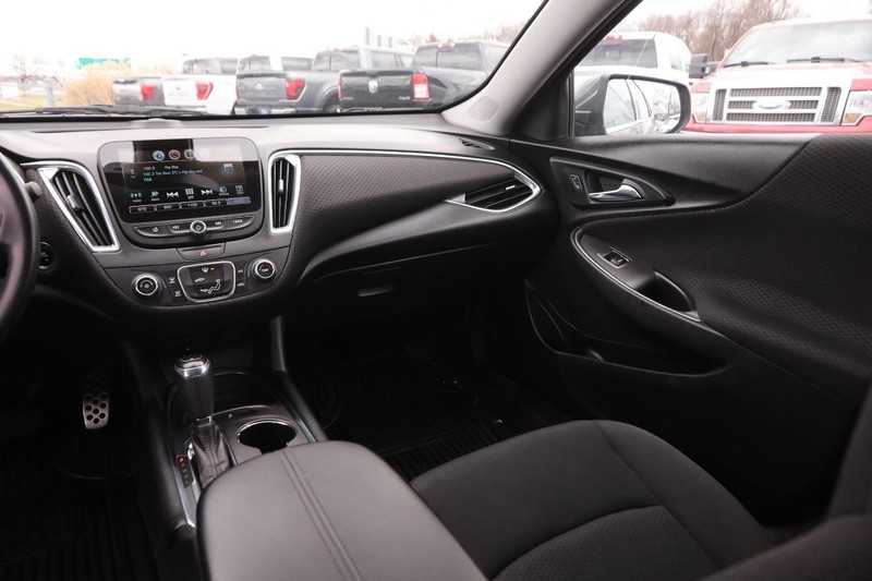 Chevrolet Malibu Vehicle Full-screen Gallery Image 22