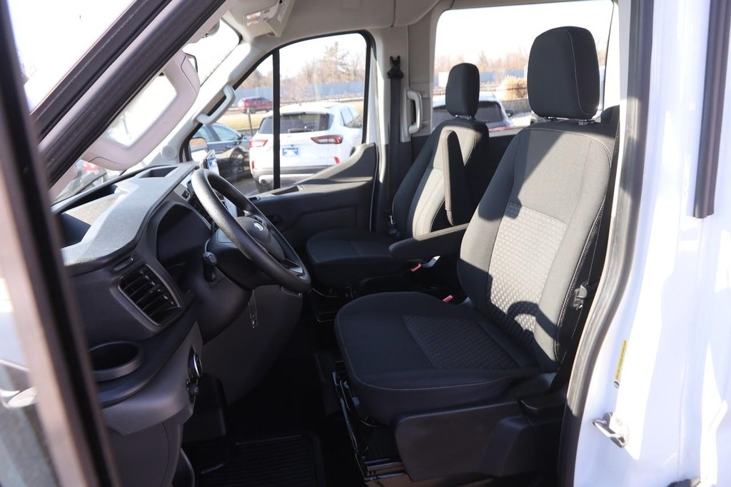Ford Transit Passenger Wagon Vehicle Image 09
