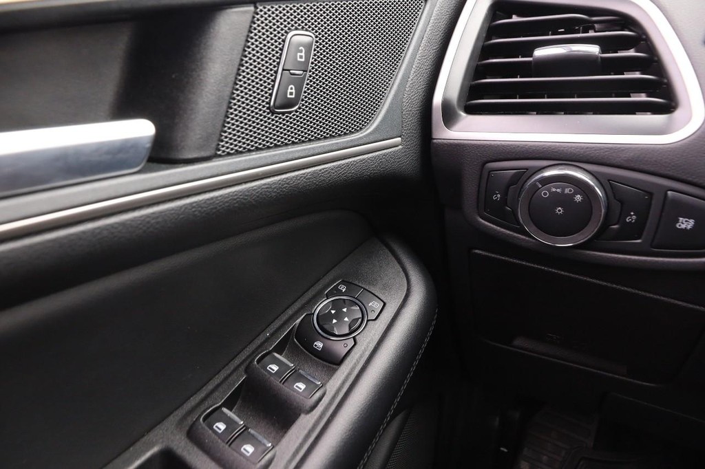 Ford Edge Vehicle Image 19