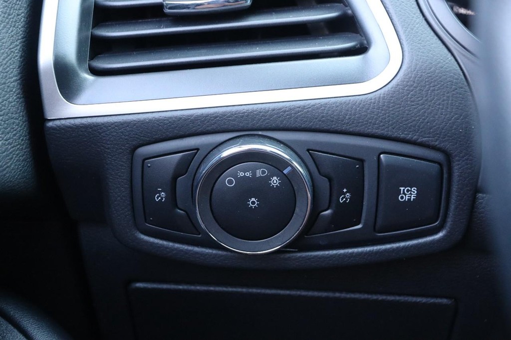 Ford Edge Vehicle Image 18