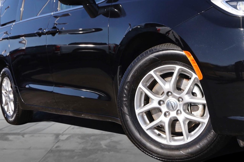 Chrysler Pacifica Vehicle Image 03