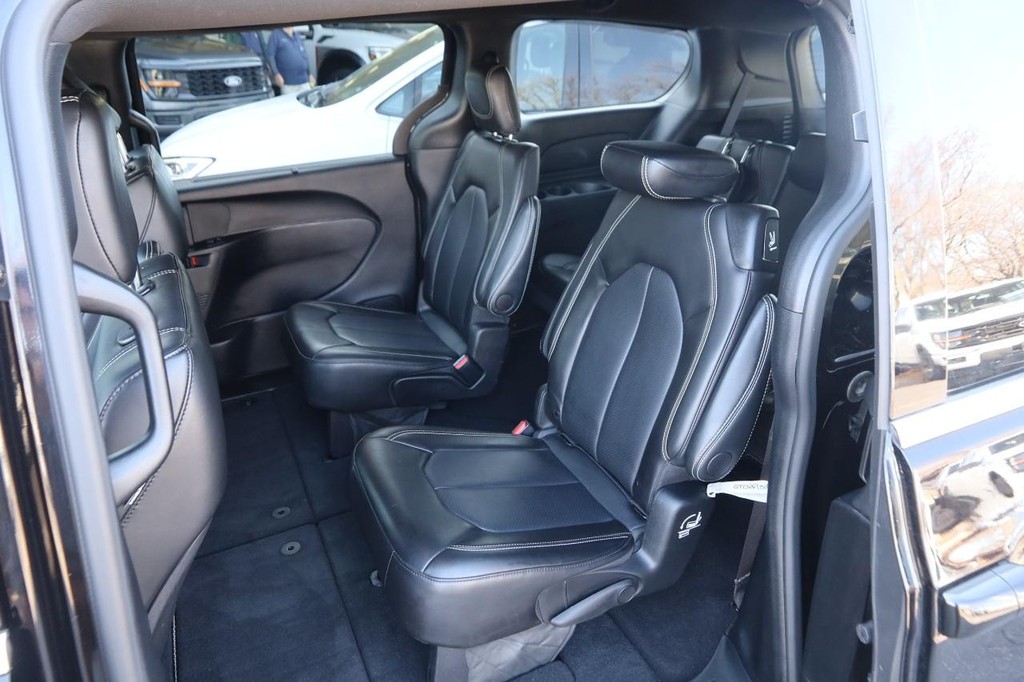 Chrysler Pacifica Vehicle Image 10