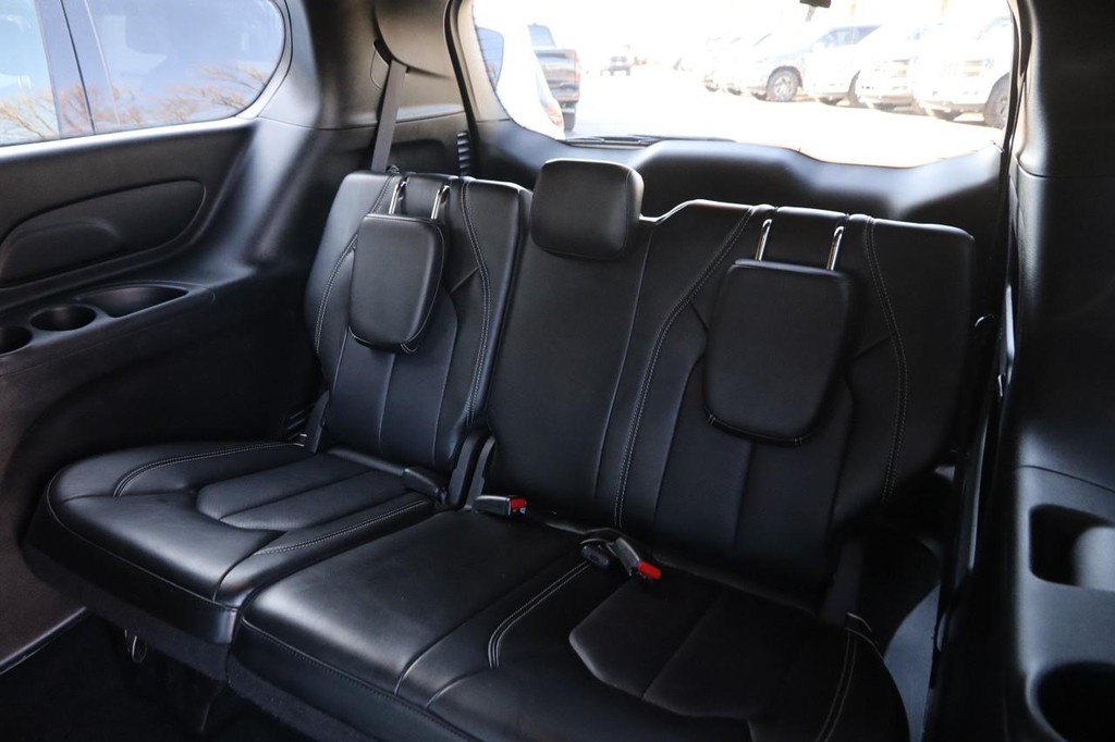 Chrysler Pacifica Vehicle Image 11