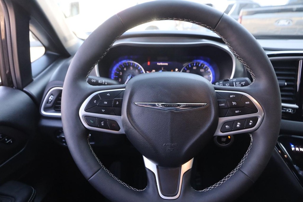 Chrysler Pacifica Vehicle Image 12