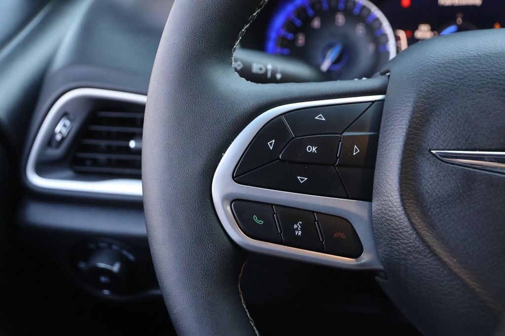 Chrysler Pacifica Vehicle Image 13