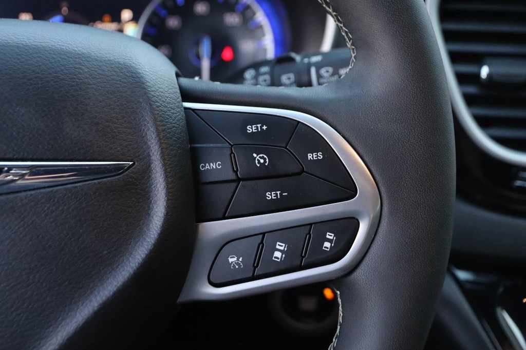 Chrysler Pacifica Vehicle Image 14