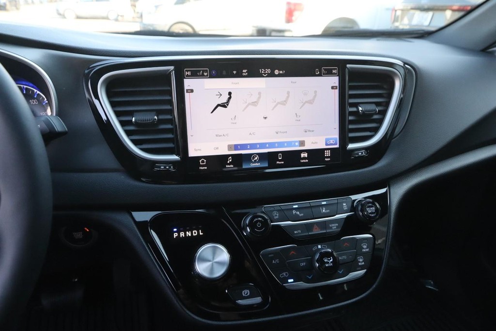 Chrysler Pacifica Vehicle Image 16