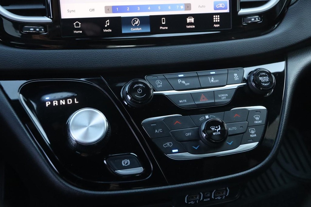 Chrysler Pacifica Vehicle Image 18