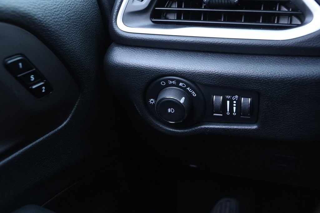 Chrysler Pacifica Vehicle Image 19