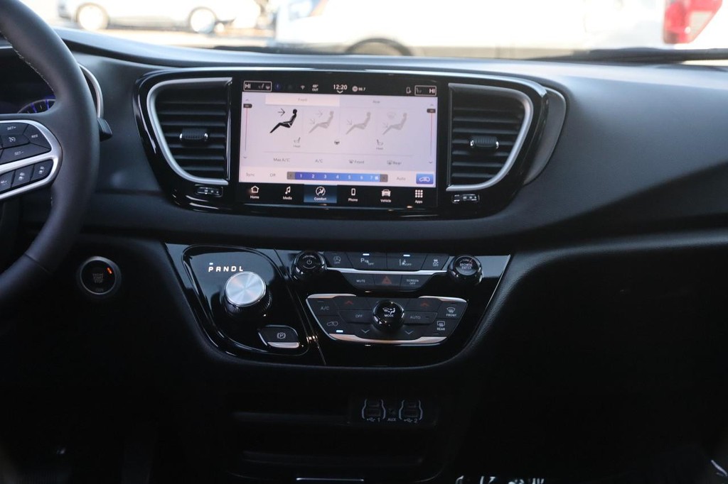 Chrysler Pacifica Vehicle Image 23