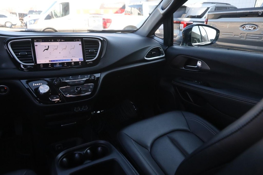 Chrysler Pacifica Vehicle Image 24