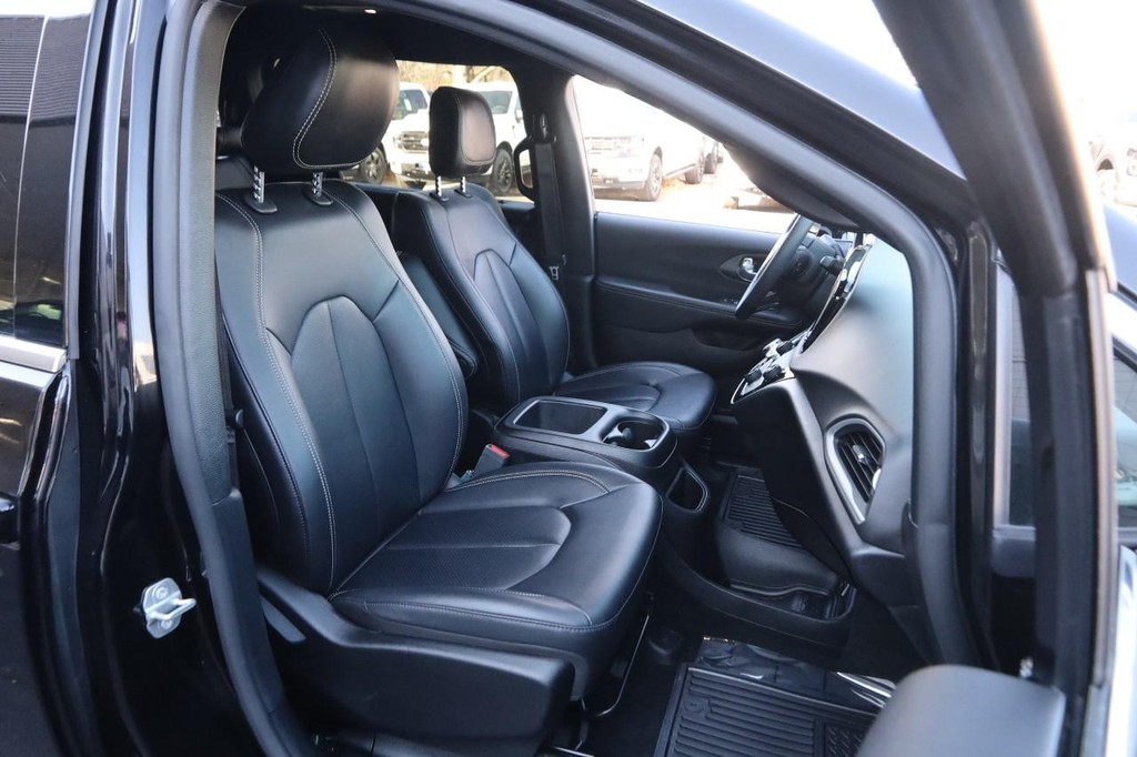 Chrysler Pacifica Vehicle Image 25