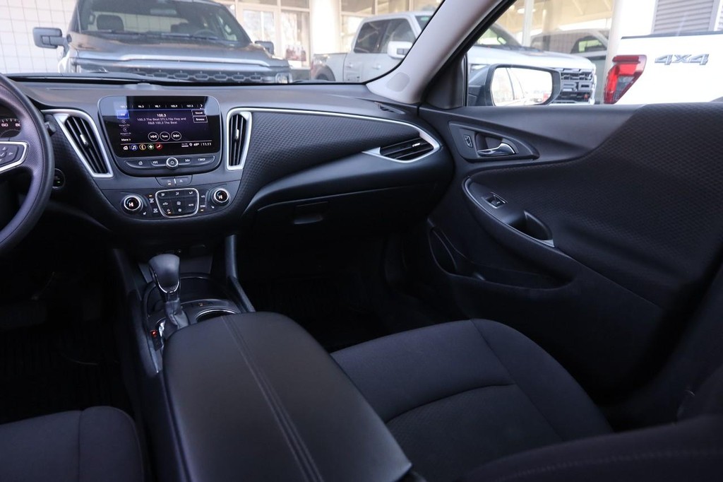 Chevrolet Malibu Vehicle Image 24