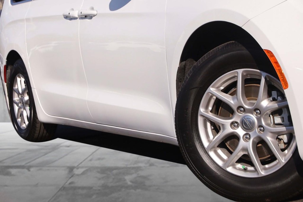 Chrysler Pacifica Vehicle Image 03