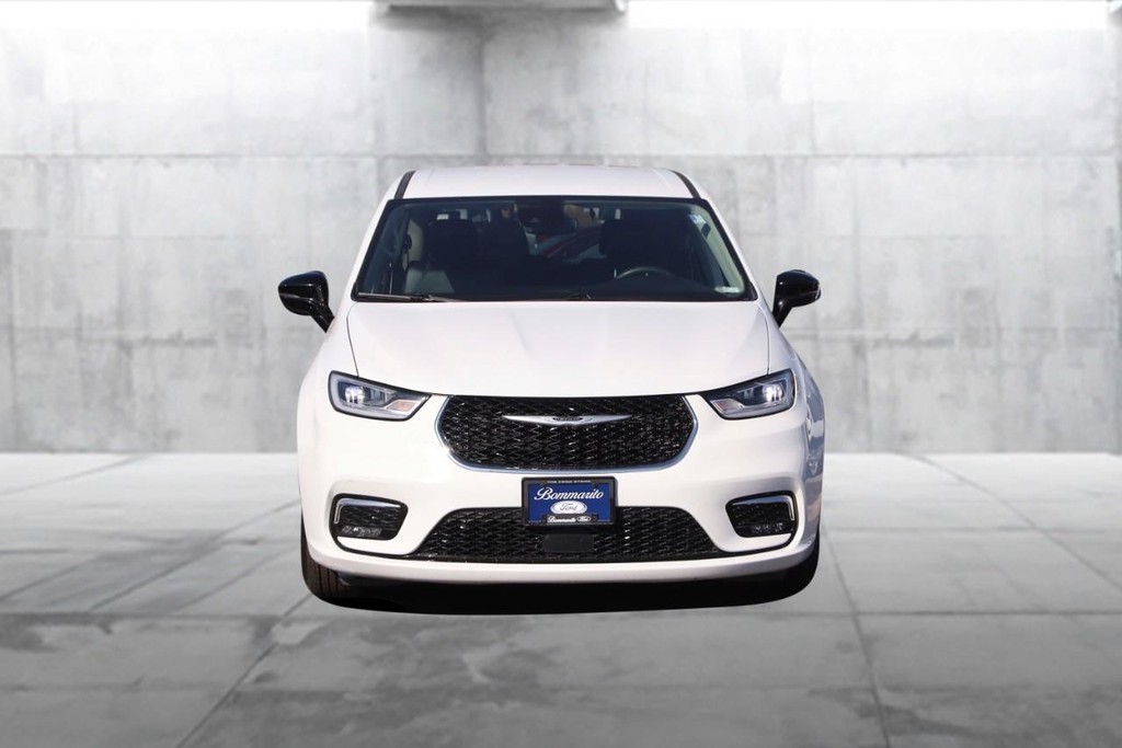 Chrysler Pacifica Vehicle Image 04