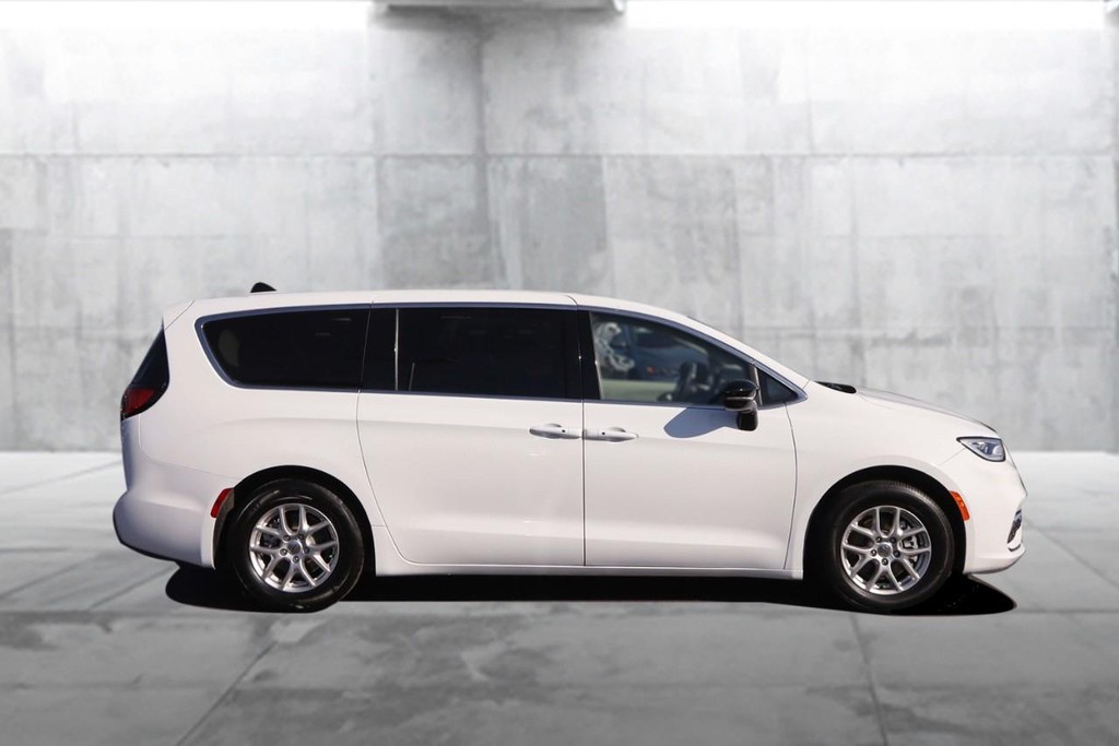 Chrysler Pacifica Vehicle Image 05