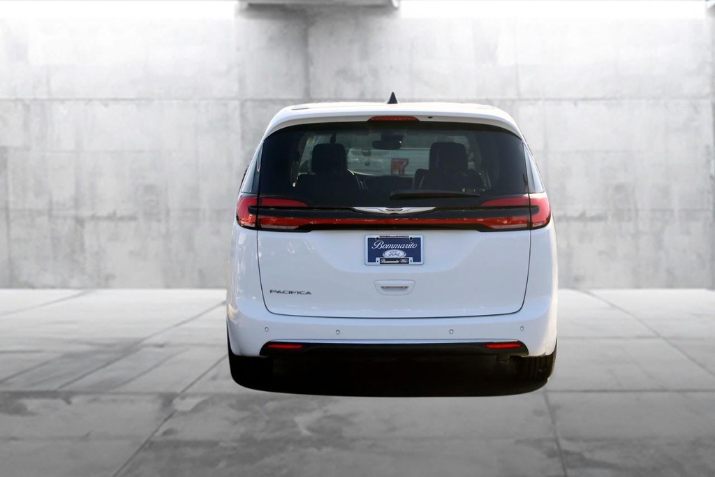 Chrysler Pacifica Vehicle Image 06