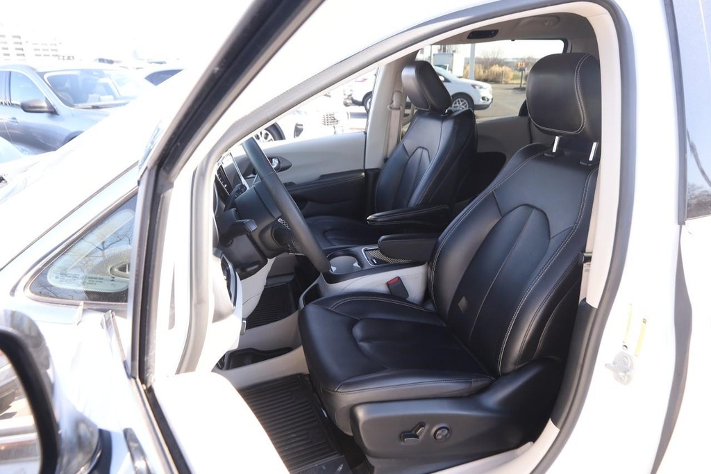 Chrysler Pacifica Vehicle Image 09